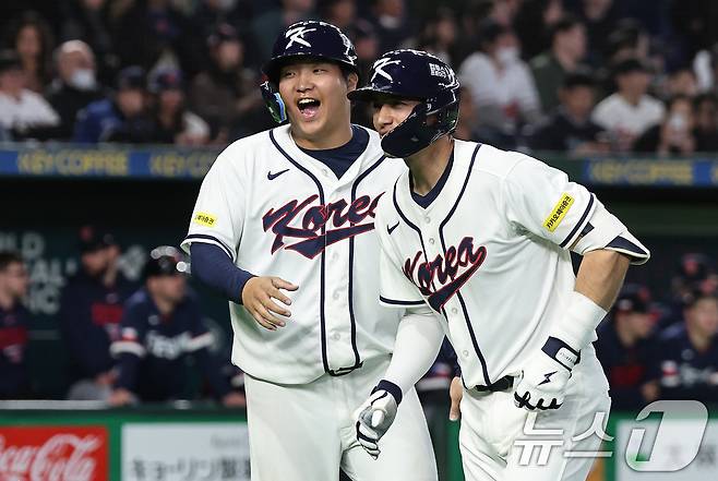 5일 오후 일본 도쿄돔에서 열린 2026 월드베이스볼클래식 C조 1차전 대한민국과 체코의 경기. 대한민국의 5회말 1사 1루 상황때 셰이 위트컴이 투런 홈런을 친 뒤 문보경과 기쁨을 나누고 있다. 2026.3.5 ⓒ 뉴스1 구윤성 기자