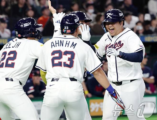 5일 오후 일본 도쿄돔에서 열린 2026 월드베이스볼클래식 C조 1차전 대한민국과 체코의 경기. 대한민국의 1회말 공격 1사 만루상황때 문보경이 만루홈런을 친 뒤 기쁨을 나누고 있다. 2026.3.5 ⓒ 뉴스1 구윤성 기자