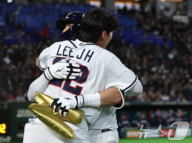 5일 오후 일본 도쿄돔에서 열린 2026 월드베이스볼클래식 C조 1차전 대한민국과 체코의 경기. 대한민국의 3회말 1사 주자 없는 상황, 셰이 위트컴이 솔로홈런을 친 뒤 이정후와 포옹하고 있다. 2026.3.5 ⓒ 뉴스1 구윤성 기자