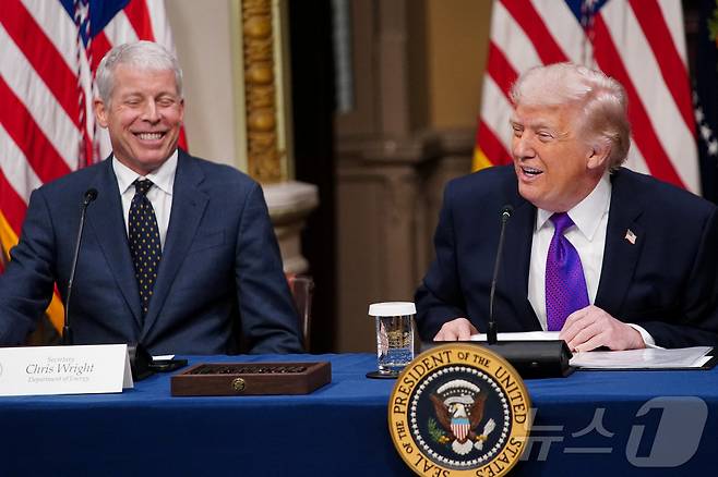 크리스 라이트 미국 에너지부 장관(왼쪽)이 4일(현지시간) 백악관 행사에 참석해 도널드 트럼프 대통령의 발언에 웃고 있다. ⓒ 로이터=뉴스1