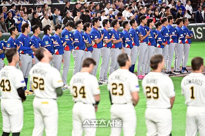 WBC 대만야구대표팀이 5일 일본 도쿄 도쿄돔에서 열린 호주와 경기에 앞서 전광판에 새겨진 대만올림픽위원회기를 향해 예를 표하고 있다. 도쿄(일본) | 박진업 기자 upandup@sportsseoul.com