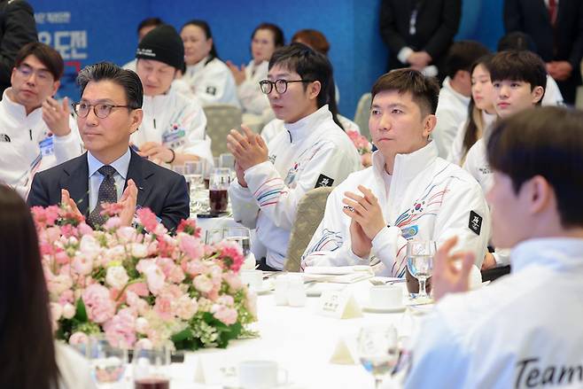 대통령 격려사에 박수치는 김재열 위원과 유승민 회장. 사진 | 연합뉴스