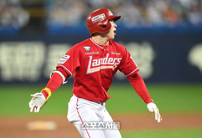 SSG 박성한이 14일 대구 삼성라이온즈파크에서 열린 2025 KBO리그 삼성과 준플레이오프 4차전 8회초 무사 1-3루 상황에서 삼성 투수 이승현을 상대로 2타점 2루타를 친 뒤 홈에서 공이 빠지는 사이 3루까지 내달리고 있다. 대구 | 박진업 기자 upandup@sportsseoul.com