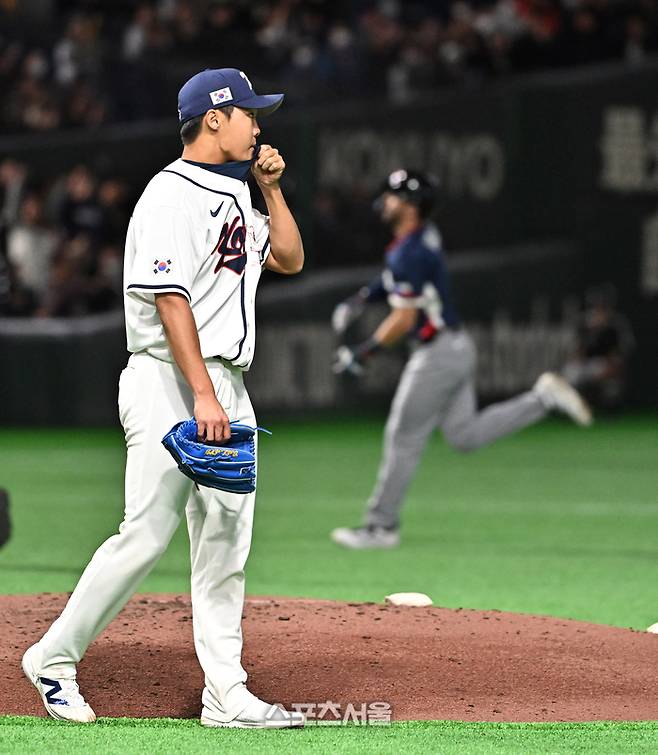 대한민국 야구대표팀의 정우주가 5일 일본 도쿄 도쿄돔에서 열린 2026 월드 베이스볼 클래식(WBC) 조별리그 체코와의 경기 5회초 1사 1-2루 상황에서 체코 바브라에게 3점 홈런을 허용한 뒤 아쉬워하고 있다. 도쿄(일본) | 박진업 기자 upandup@sportsseoul.com
