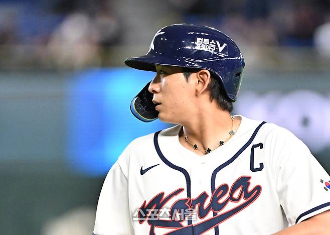 대한민국 야구대표팀의 이정후가 5일 일본 도쿄 도쿄돔에서 열린 2026 월드 베이스볼 클래식(WBC) 조별리그 체코와의 경기 8회말 2사 안타를 친 뒤 1루로 진루해 있다. 이정후가 착용하고 있는 목걸이는 1500만원대의 반클리프. 도쿄(일본) | 박진업 기자 upandup@sportsseoul.com