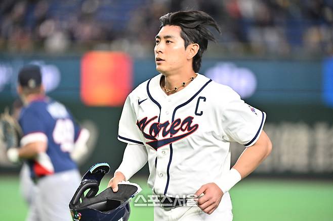 대한민국 야구대표팀의 이정후가 5일 일본 도쿄 도쿄돔에서 열린 2026 월드 베이스볼 클래식(WBC) 조별리그 체코와의 경기 8회말 2사 안타를 친 뒤 1루로 진루해 있다. 이정후가 착용하고 있는 목걸이는 1500만원대의 반클리프. 도쿄(일본) | 박진업 기자 upandup@sportsseoul.com