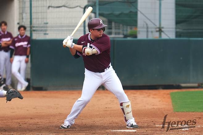 키움 안치홍이 5일 대만 핑동 야구장에서 열린 대만 프로야구(CPBL) 중신과 평가전에서 타격하고 있다. 사진 | 키움 히어로즈