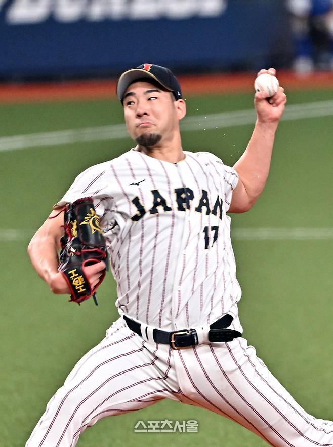 WBC 일본 야구대표팀의 기구치 유세이가 2일 일본 오사카 교세라돔에서 진행된 오릭스 버팔로스와 평가전에 선발 등판해 힘차게 공을 던지고 있다. 오사카(일본) | 박진업 기자 upandup@sportsseoul.com