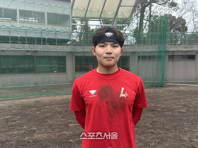 SSG 정준재가 24일 일본 미야자키 아야니시키바루 구장에서 훈련을 마친 뒤 취재진의 인터뷰에 응하고 있다. 미야자키 | 이소영 기자 sshong@sportsseoul.com