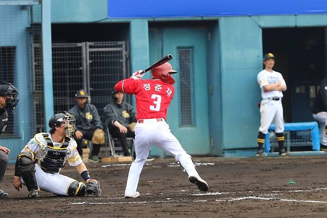 SSG 정준재가  25일 일본 미야자키 아이비 스타디움에서 열린 소프트뱅크전에서 타격하고 있다. 사진 | SSG 랜더스