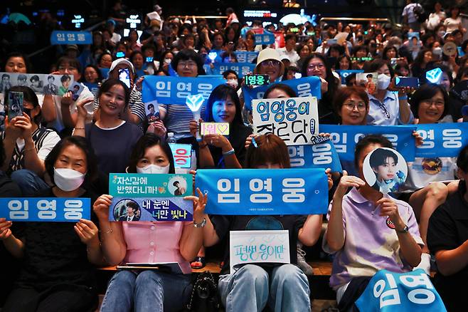 임영웅이 장르다…영웅시대 다 모였다     (서울=연합뉴스) 진연수 기자 = 22일 오후 서울 용산구 CGV용산아이파크몰에서 열린 영화 ‘임영웅 | 아임 히어로 더 스타디움’ 언론시사회 및 무대인사에 앞서 팬들이 응원을 펼치고 있다. 2024.8.22     jin90@yna.co.kr (끝)   <저작권자(c) 연합뉴스, 무단 전재-재배포, AI 학습 및 활용 금지>