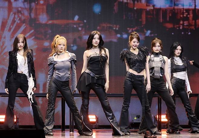 아이브 신곡 공개     (서울=연합뉴스) 이재희 기자 = 그룹 아이브(IVE)가 23일 서울 광진구 예스24라이브홀에서 열린 두 번째 정규앨범 ‘리바이브 플러스’(REVIVE+) 언론 공개회에서 타이틀 곡 ‘블랙홀’을 선보이고 있다. 2026.2.23     scape@yna.co.kr (끝)   <저작권자(c) 연합뉴스, 무단 전재-재배포, AI 학습 및 활용 금지>