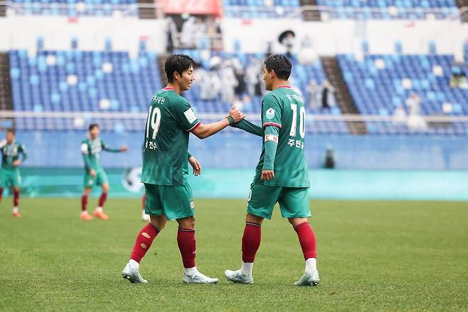 대전하나시티즌 공격수 서진수와 주민규. /사진=대전하나시티즌