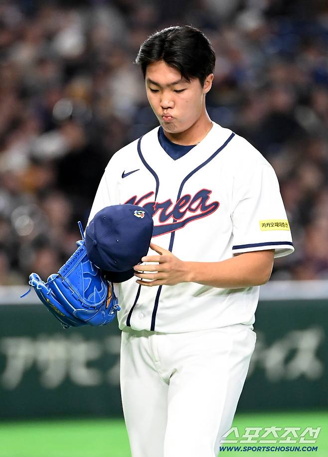 5일 일본 도쿄돔에서 열린 WBC(월드베이스볼클래식) 한국과 체코의 경기. 5회초 1사 1,2루 정우주가 체코 바브라에 추격의 3점홈런을 허용한 뒤 이닝을 마친 후 아쉬워하고 있다. 도쿄(일본)=허상욱 기자wook@sportschosun.com/2026.03.05/