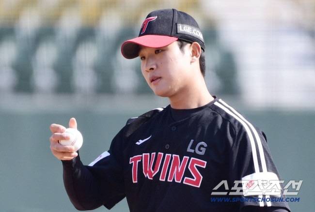 11일 부산 사직구장에서 열린 KBO리그 시범경기 롯데와 LG의 경기. 투구하고 있는 LG 우강훈. 부산=송정헌 기자songs@sportschosun.com/2025.03.11/