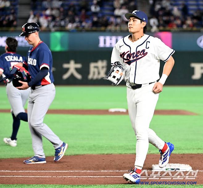 5일 일본 도쿄돔에서 열린 WBC(월드베이스볼클래식) 한국과 체코의 경기. 4회초 수비를 마친 중견수 이정후가 더그아웃으로 들어서고 있다. 도쿄(일본)=허상욱 기자wook@sportschosun.com/2026.03.05/