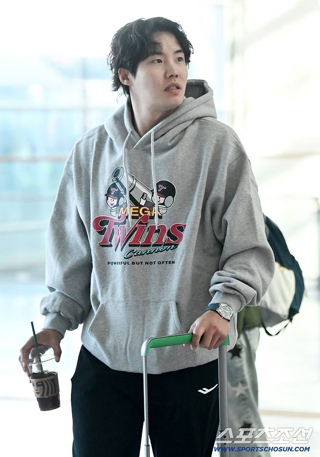 LG 트윈스 선수단이 25일 인천공항을 통해 2차 전지훈련지인 일본 오키나와로 출국했다. 출국장으로 들어서는 임찬규의 모습. 인천공항=허상욱 기자wook@sportschosun.com/2026.02.25/