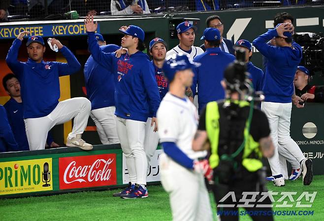 6일 일본 도쿄돔에서 열린 WBC(월드베이스볼클래식) 일본과 대만의 경기. 5회말 대만 페어차일드의 홈런성 타구가 챌린지 결과 파울로 판정되자 3루 더그아웃의 선수들이 탄식하고 있다. 도쿄(일본)=허상욱 기자wook@sportschosun.com/2026.03.06/