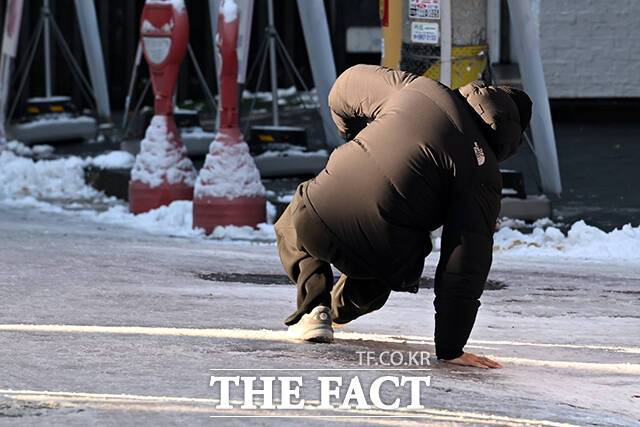 금요일인 6일 아침부터 전국에 비와 눈이 예보됐다. 오후부터 바람이 강하게 불겠고, 강원 산지 일부에는 최대 15㎝의 대설이 내릴 전망이다./ 서예원