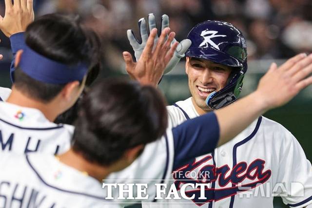 셰이 위트컴이 5일 WBC 체코전에서 3회말에 이어 5회말 연타석 홈런을 날린 뒤 동료들의 환영을 받고 있다. /도쿄=뉴시스