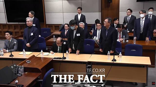 '내란 우두머리 등 혐의'로 기소된 윤석열 전 대통령과 '12·3 비상계엄 사태 핵심 인물' 김용현 전 국방부 장관, 노상원 전 정보사령관, 김용군 전 제3야전군사령부 헌병대장, 조지호 전 경찰청장, 김봉식 전 서울경찰청장, 윤승영 전 경찰청 국가수사본부 수사기획조정관, 목현태 전 국회경비대장 등 8명이 지난달 19일 오후 서울 서초구 서울중앙지방법원에서 열린 12.3 비상계엄 관련 1심 선고공판에 참석하고 있다. /서울중앙지방법원