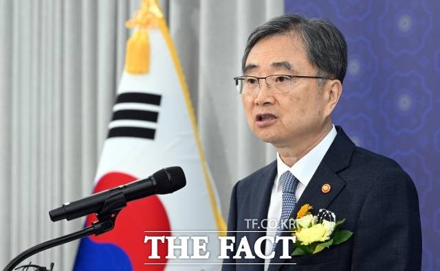 조현 외교부 장관은 5일 밤 압둘라 빈 자이드 알 나흐얀 아랍에미리트(UAE) 부총리 겸 외교장관과 전화 통화를 갖고 한국인 귀국 지원을 요청했다고 외교부가 밝혔다. 사진은 조 장관 모습. 임영무 기자