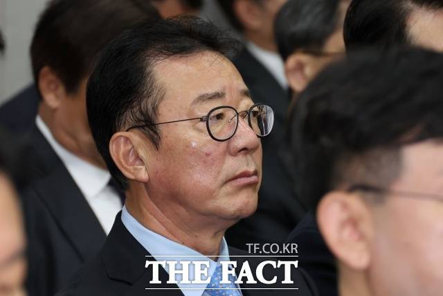 홍철호 전 대통령실 정무수석이 12·3 비상계엄 선포 다음날 열린 당·정·대 회동 당시 윤석열 전 대통령이 사과해야 한다는 의견이 모였으나 윤 전 대통령의 반대로 대국민 담화가 진행되지 못했다는 취지로 증언했다. /뉴시스