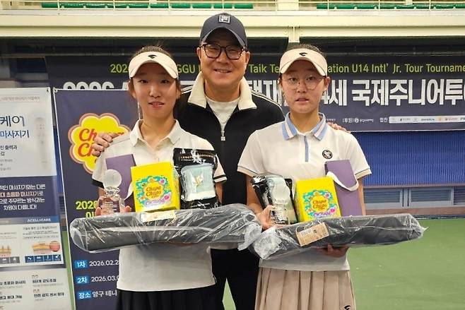 ATF 양구 이형택재단 14세 국제주니어투어 1차 대회에서 여자복식 우승을 차지한 김태희(왼쪽)와 김서현(오른쪽) 그리고 이형택 이사장. 이형택재단