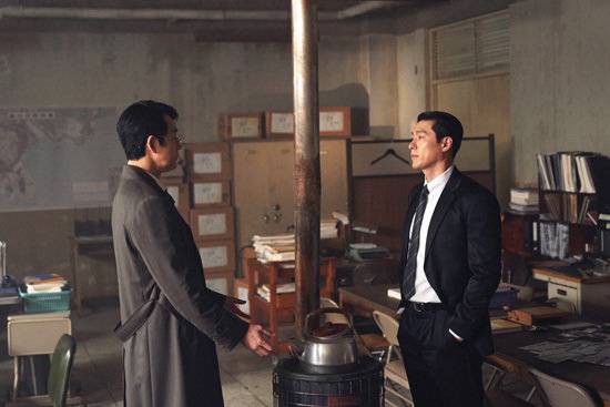 ‌현빈은 디즈니+ ‘메이드 인 코리아’에서 중앙정보부 과장 ‘백기태’ 역을 맡아, 절제된 연기와 빈틈없는 슈트 핏으로 ‘한국의 제임스 본드’라는 별명을 얻었다.