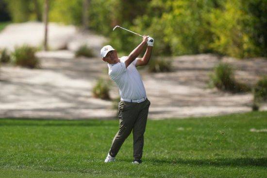 김시우가 아널드파머 인비테이셔널 1라운드 1번 홀에서 아이언 샷을 하고 있다. 올랜도=AP연합뉴스