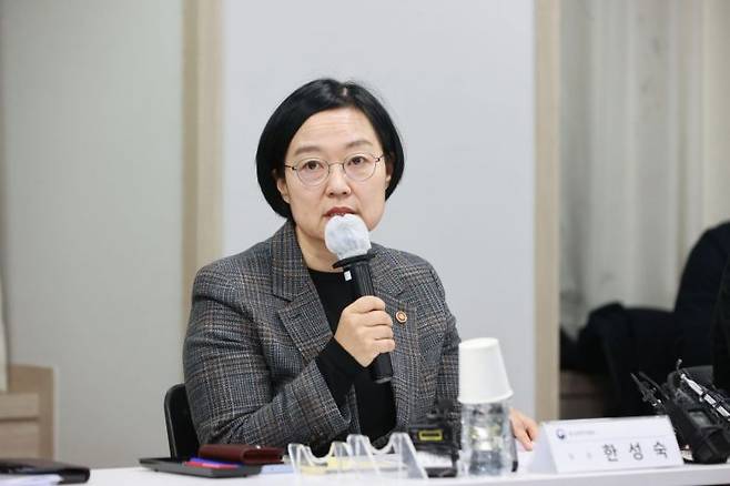 한성숙 중소벤처기업부 장관이 6일 서울 영등포구 중소기업중앙회에서 열린 ‘중동 상황 중소기업 영향 점검 회의’에서 참석자들과 중동 상황 관련 중소기업 피해·애로사항 지원방안을 논의하고 있다. 중기부