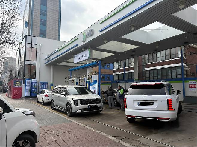 서울 서대문구에 위치한 한 주유소에 기름을 넣으려는 차들이 6일 오전 줄을 서 있다. 이 주유소의 휘발유 가격은 리터당 1779원, 경유 가격은 리터당 1729원으로 서울 평균보다 낮았다. / 정미하 기자