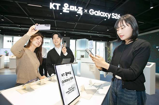 고객들이 KT 광화문빌딩 웨스트(West) 2층 ‘KT온마루X갤럭시 S26 팝업’을 이용하는 모습ⓒKT