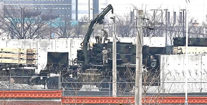 미국과 이스라엘의 이란 공습으로 중동 사태가 확대되면서 한미가 주한미군 무기 차출에 대해 협의 중인 것으로 알려진 5일 경기 평택시 캠프 험프리스 지대공 유도 미사일인 패트리엇(PAC-3)포대에서 주한미군 장병들이 중장비를 동원해 작업하고 있다. 평택=뉴시스