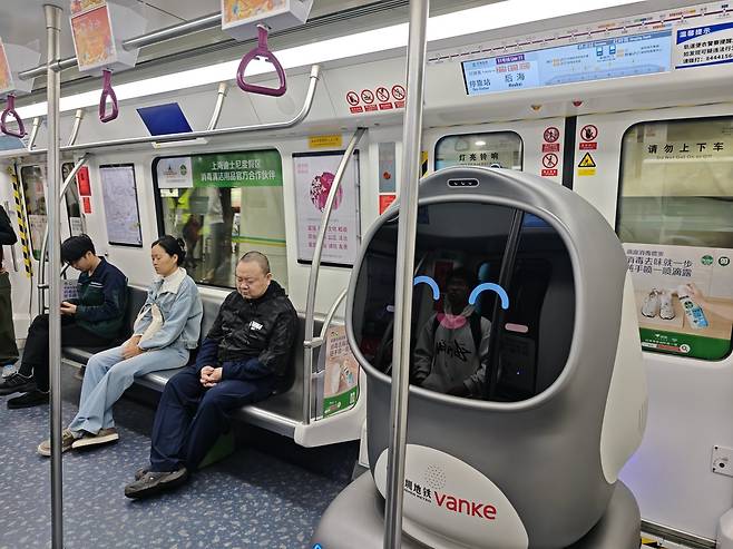 지난달 11일 중국 광둥성 선전의 지하철에 등장한 배송 로봇. 스스로 지하철을 타고 내릴 수 있다.