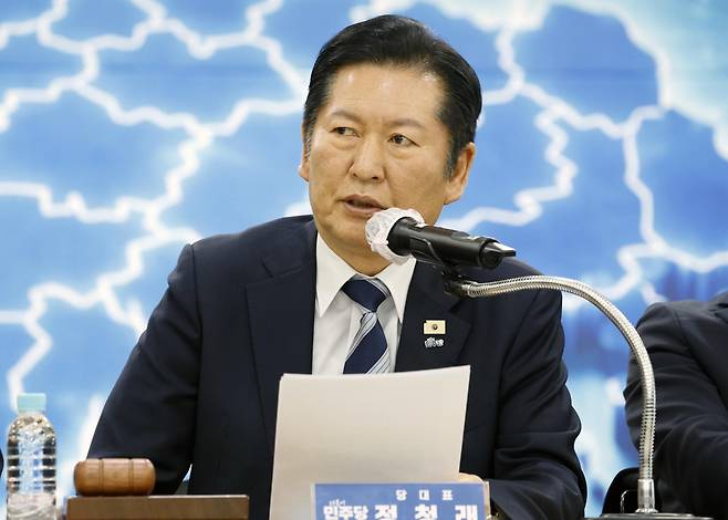 정청래 더불어민주당 대표가 6일 전남 영광군 농협에서 열린 현장최고위원회의에서 모두발언을 하고 있다. 2026.3.6. 뉴스1