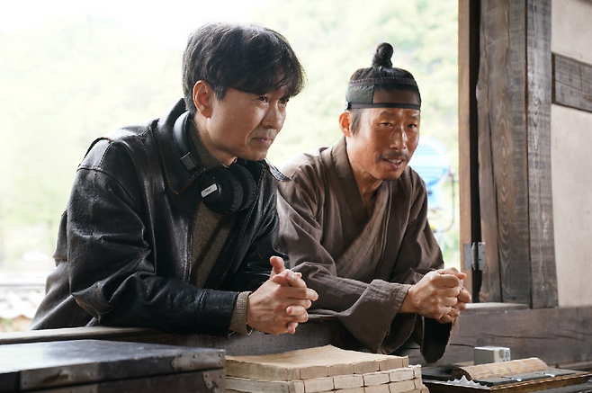 장항준 감독과 엄흥도 역의 유해진 / 영화 ‘왕과 사는 남자’ 스틸 컷