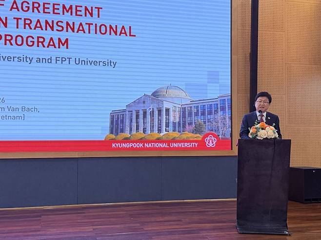 5일 베트남 하노이 FPT 타워에서 경북대학교와 FPT대학교 간 프랜차이즈 운영 합의각서(MOA) 체결식에 앞서 최교진 교육부 장관이 축사를 하고 있다. 교육부 제공