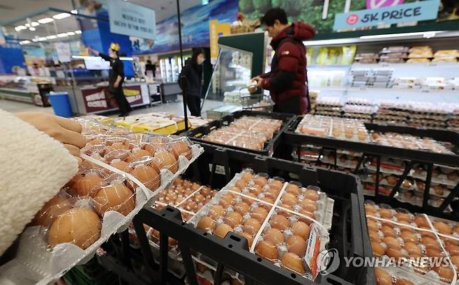 정부가 가격이 크게 오른 계란가격 안정을 위해 올들어 4월까지 미국산 계란 700만개를 수입해 시장에 공급하고 있다. 사진은 대형마트의 계란 판매장 모습. 연합뉴스