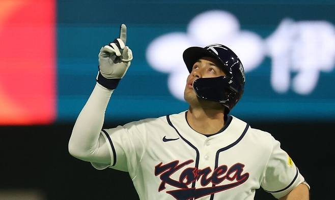 셰이 위트컴이 5일 일본 도코돔에서 열린 2026 세계야구클래식(WBC) 조별리그 C조 1차전 체코와 경기 5회말 1사 1루 때 투런 홈런을 친 뒤 자축하고 있다. 도쿄/연합뉴스