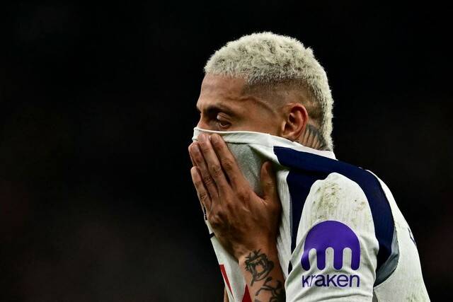 토트넘 홋스퍼 히샤를리송이 6일 크리스탈 팰리스와 경기에서 힘들어하고 있다. 런던/AFP 연합뉴스