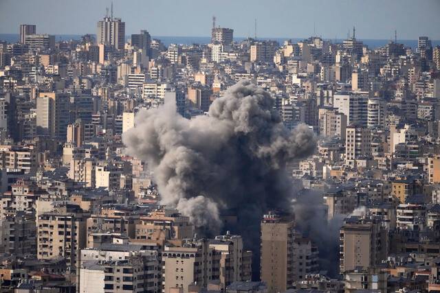 6일 이스라엘군의 폭격으로 레바논 베이루트 남부 시가지에서 연기가 치솟고 있다. AP 연합뉴스