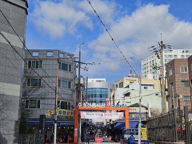 해양수산부가 입주한 부산 동구의 한 건물 앞 수정전통시장 입구에 ‘해수부 이전을 환영합니다’라는 상인회 펼침막이 걸려 있다.