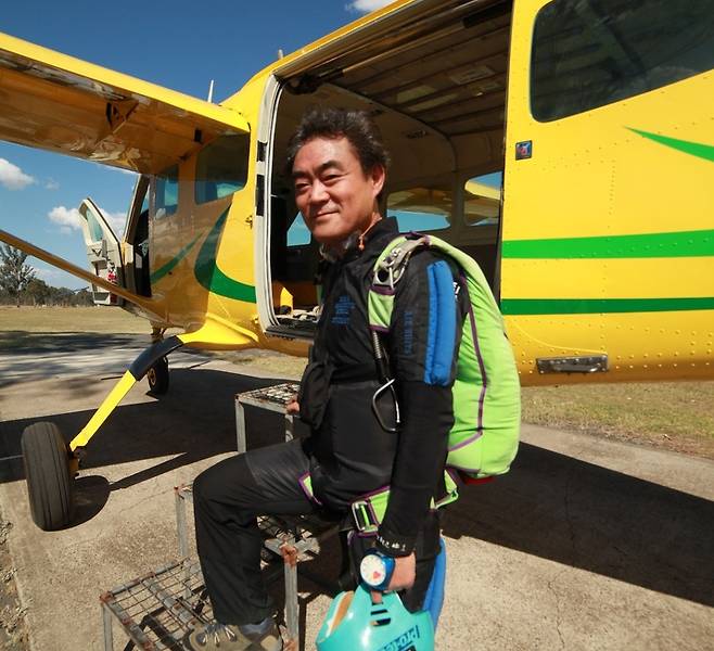 스카이다이빙을 즐길 만큼 건강했던 시절의 이명식씨./사진=이명식씨 제공