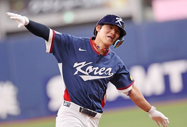 <yonhap photo-3946="">3일 일본 오사카 교세라돔에서 열린 월드베이스볼클래식(WBC) 평가전 한국 대표팀과 일본 프로야구 오릭스 버팔로스와의 경기. 2회초 2사 1, 3루 한국 김도영이 3점 홈런을 친 뒤 세레머니를 하고 있다. 2026.3.3 [연합뉴스]</yonhap>