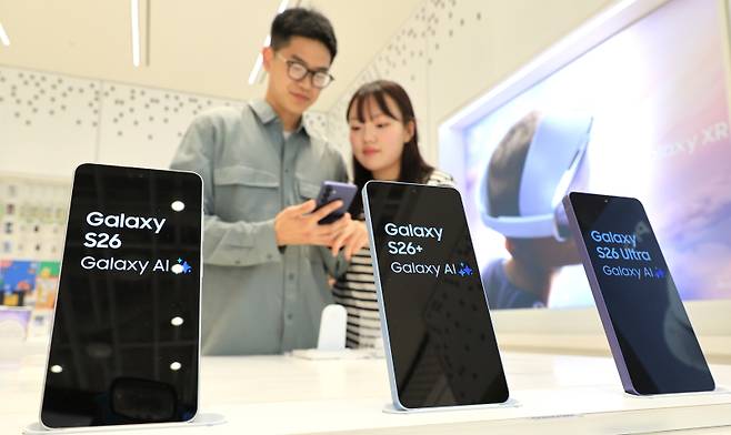 <yonhap photo-3455="">울 삼성스토어홍대에서 시민들이 갤럭시 S26 시리즈를 살펴보고 있다. 연합뉴스&nbsp;</yonhap>