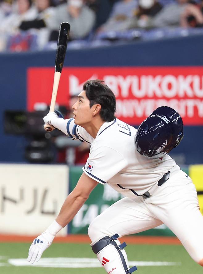 타격하는 이정후. [사진 연합뉴스]