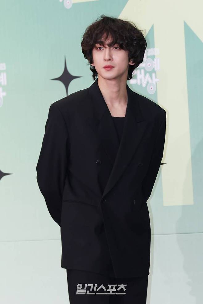 잔나비 최정훈이 23일 오후 서울 영등포구 KBS 신관에서 열린 '2023 KBS 연예대상' 레드카펫 행사에 참석하고 있다. 서병수 기자 qudtn@edaily.co.kr /2023.12.23/