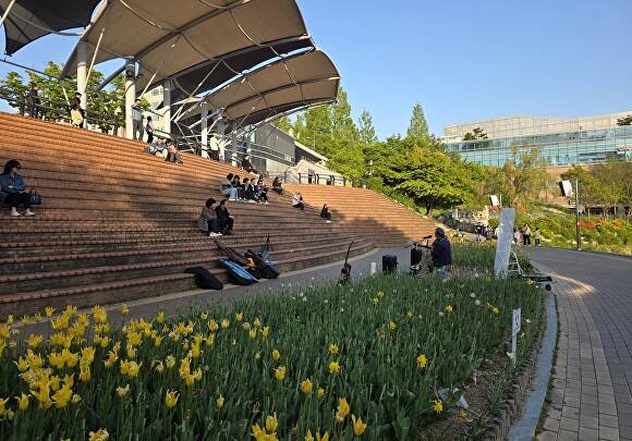 동백호수공원 야외 공연을 시민들이 즐기고 있다. [사진=용인특례시]
