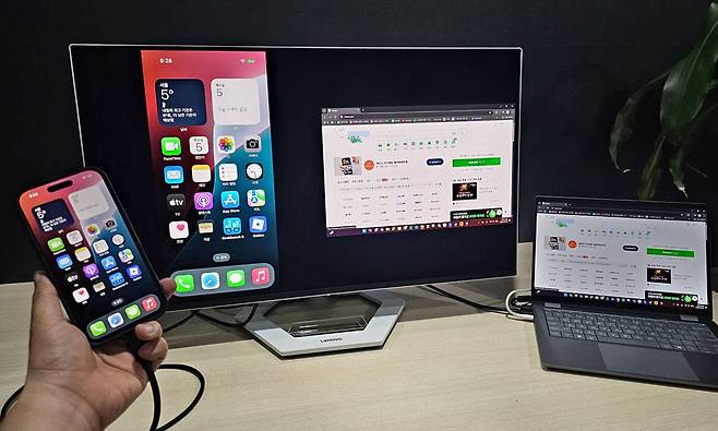 하나의 모니터에 2대 기기의 화면을 동시에 표시하는 PBP 기능 / 출처=IT동아